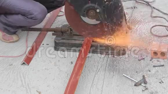 工人用磨床切割钢筋视频的预览图