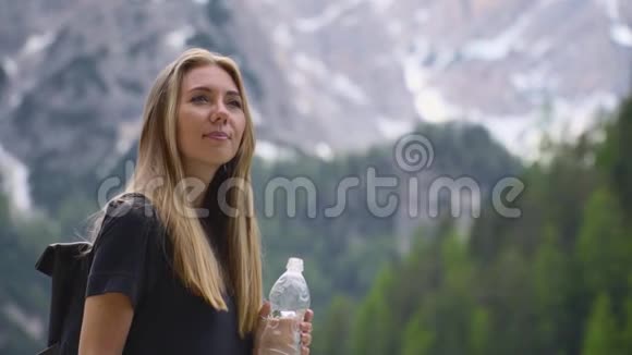 年轻的女人在喝水视频的预览图