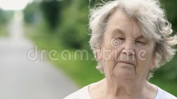 严肃成熟的老妇人的肖像特写视频的预览图