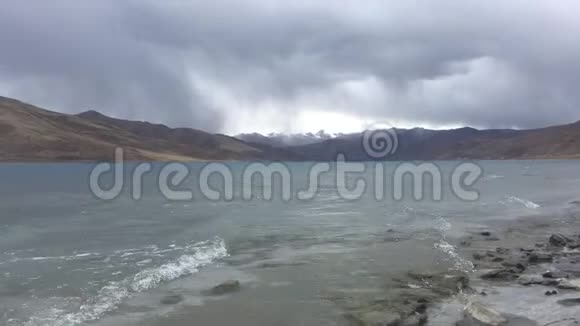 中国西藏阴天期间的山德洛克湖视频的预览图