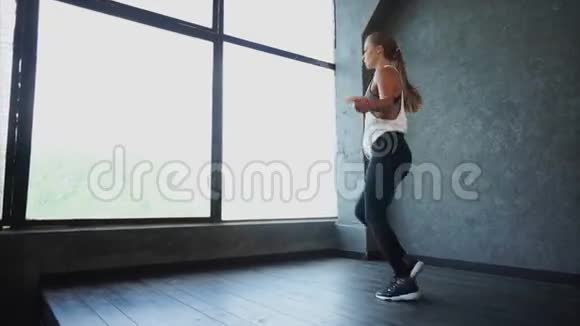 漂亮的健身女人在健身房做运动视频的预览图
