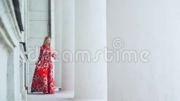 穿着红色裙子在城里散步的女孩视频的预览图
