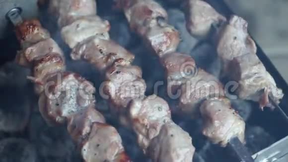香串是用烤架上的烤串烤出来的视频的预览图