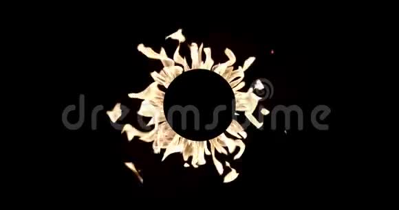 黑色背景隔离的圆形火架视频的预览图