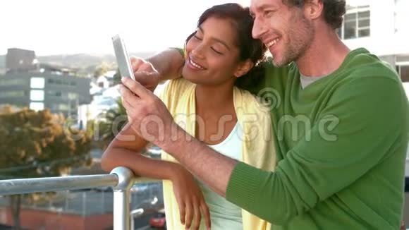一对快乐的夫妻在看智能手机视频的预览图