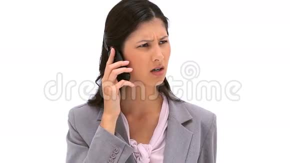 严肃的黑发女人在用手机说话视频的预览图