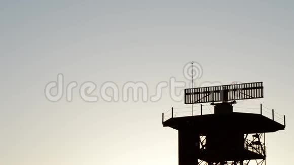 电讯塔在日落时旋转的雷达视频的预览图