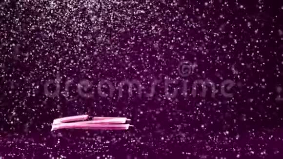 紫色的大圣诞树从屏幕左侧发光发亮的粒子圣诞节或新年冬季主题视频的预览图