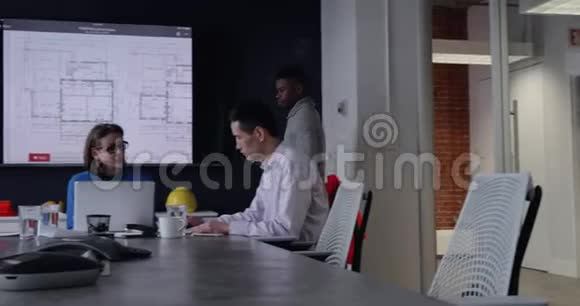 在现代办公室工作的商业专业人员视频的预览图