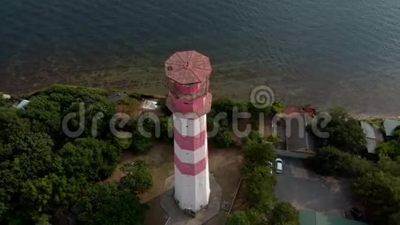 在海滨的灯塔周围飞行空中射击视频的预览图