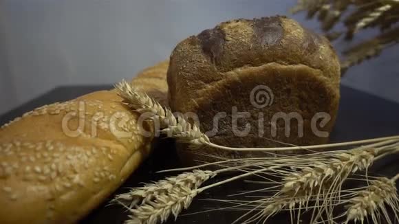 不同的面包和小麦穗近高清视频的预览图
