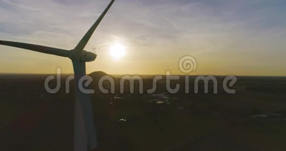 风电场的风车在阳光明媚的夏日视频的预览图
