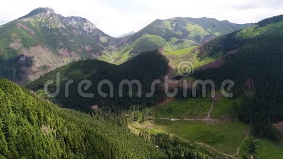 在格旺峰附近的山上飞行视频的预览图
