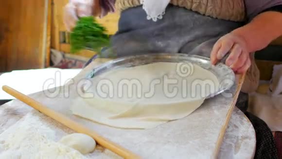 准备传统食物的妇女戈兹莱姆萨夫兰博鲁火鸡视频的预览图