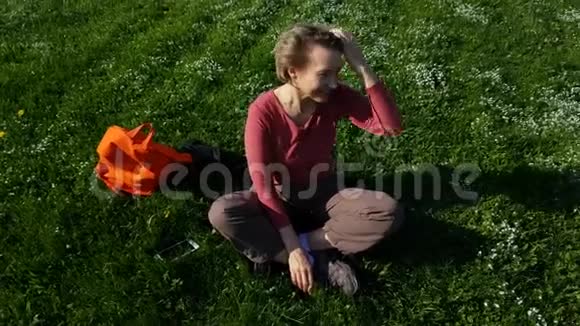 绿草上的女人视频的预览图
