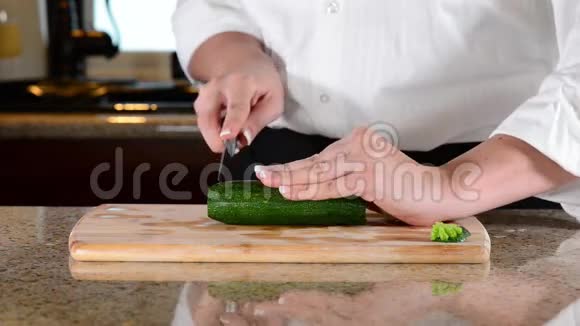 切菜或切青西葫芦视频的预览图
