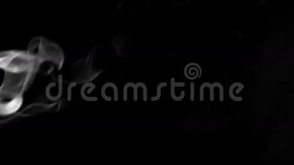 黑色背景下的烟雾特写视频的预览图
