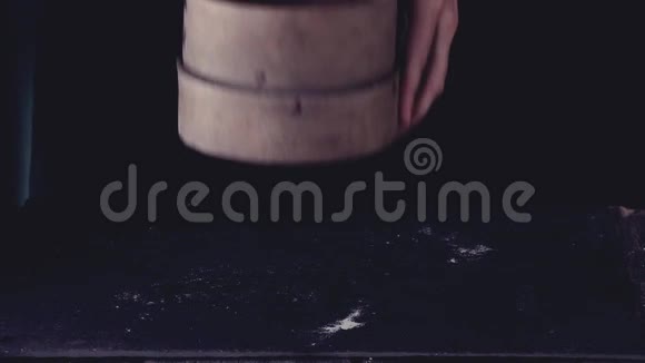 女人用手在黑桌上做意大利面黑暗的乡村风格复古过滤效果视频的预览图