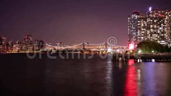 夜光皇后大道大桥龙门广场公园全景4k时间流逝纽约视频的预览图