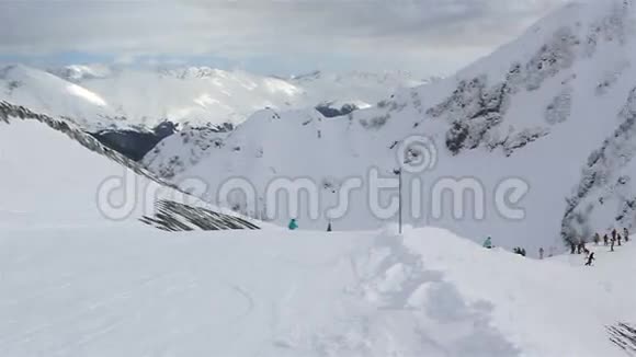 罗萨高加索山脉的全景峰视频的预览图