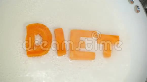 单词饮食从字母中收集这些字母是用胡萝卜雕刻的视频的预览图