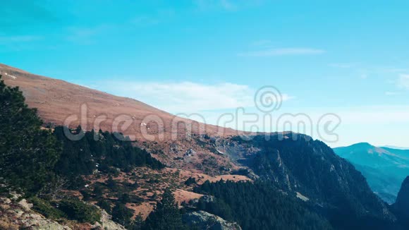 蓝天全景西班牙比利牛斯山脉4k时间流逝西班牙视频的预览图