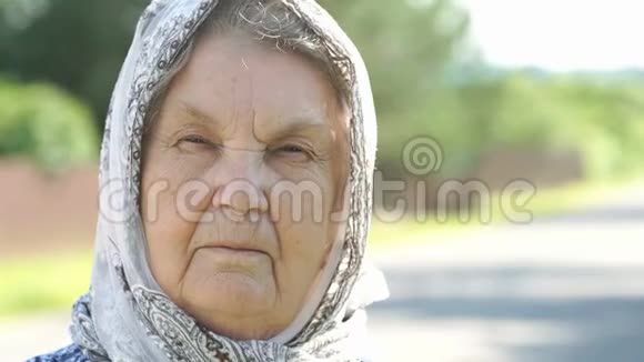 严肃成熟的老年妇女肖像特写视频的预览图