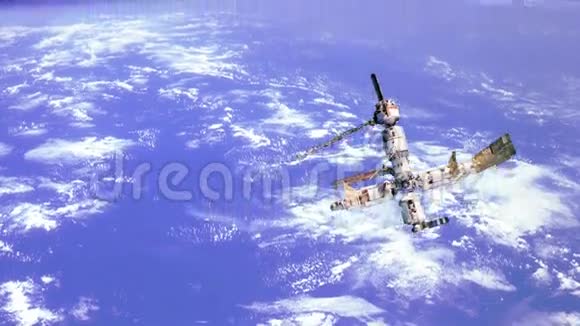 环绕地球运行的空间站视频的预览图