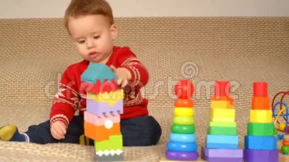 孩子玩五颜六色的玩具视频的预览图