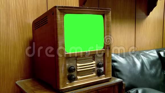 复古电视与绿色屏幕放大视频的预览图