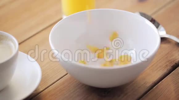 玉米片倒在碗里咖啡倒在桌上视频的预览图
