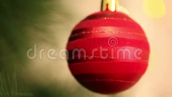 挂在圣诞树上的红球视频的预览图
