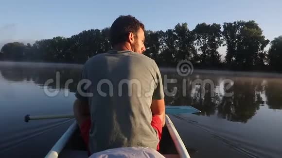 独木舟游在河上视频的预览图