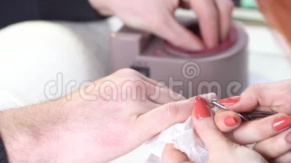 男士在美容院修指甲视频的预览图