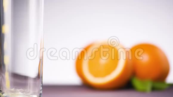 一杯橙汁视频的预览图