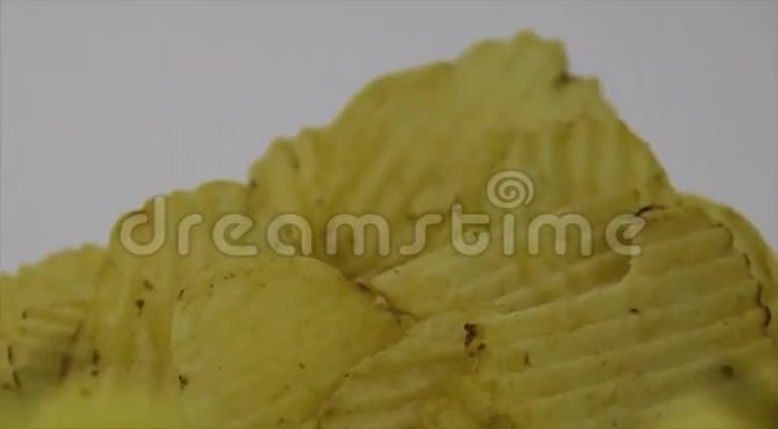 健康的食物选择开始关注黄色薯片然后过渡到黄色苹果视频的预览图