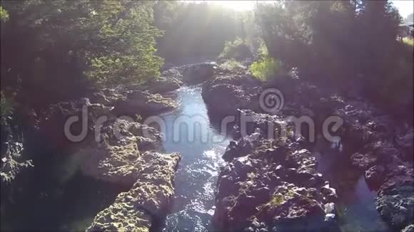 智利瀑布和河流的鸟瞰图视频的预览图