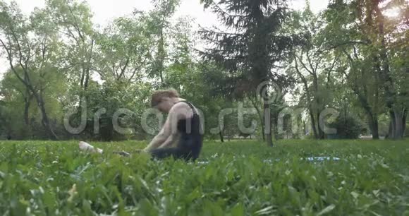 在公园里做普拉提的美女视频的预览图