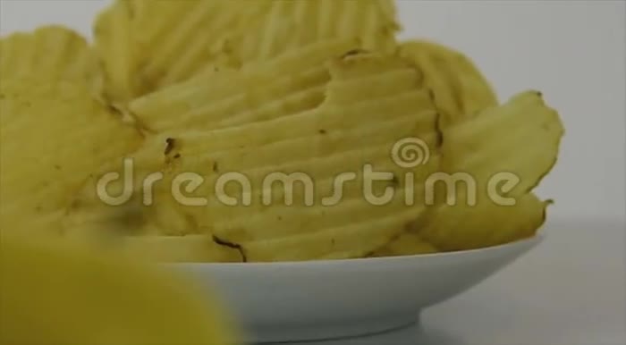健康的食物选择开始关注黄色薯片然后过渡到黄色苹果视频的预览图
