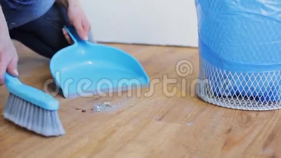 有簸箕和刷子扫地的女人视频的预览图