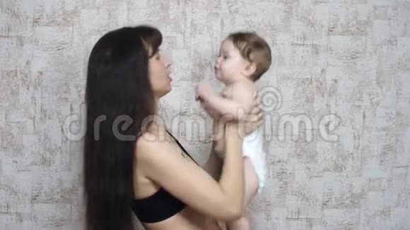 妈妈把婴儿扔起来笑了视频的预览图