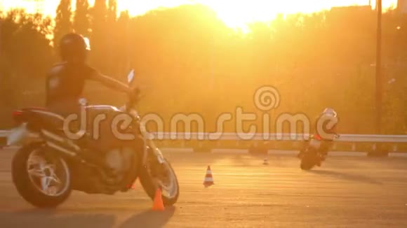 摩托车驾驶课日落时骑摩托车的人视频的预览图