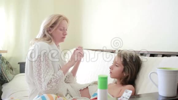 母亲对待生病的孩子妈妈帮助一个小女孩康复视频的预览图