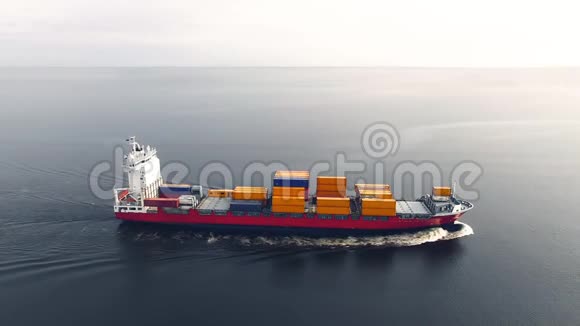 巨大的集装箱船漂浮在海里视频的预览图