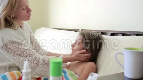 母亲对待生病的孩子妈妈帮助一个小女孩康复视频的预览图