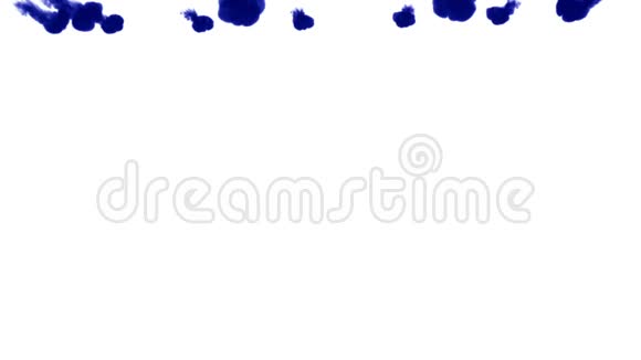 大量的孤立的蓝色墨水注入颜色在水中扭曲在缓慢的运动中拍摄使用inky背景或视频的预览图