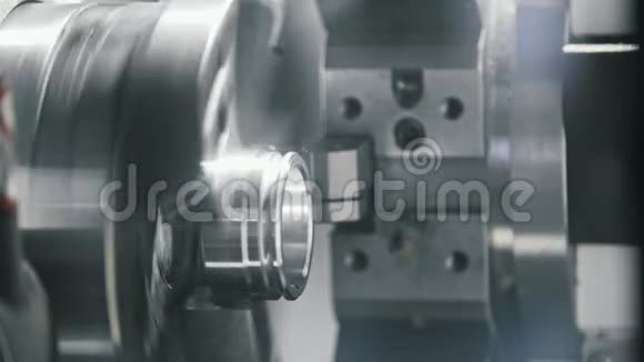 工厂机器上金属零件的制造视频的预览图