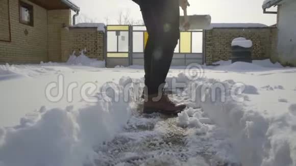 打扫卫生的人在院子里铲雪视频的预览图