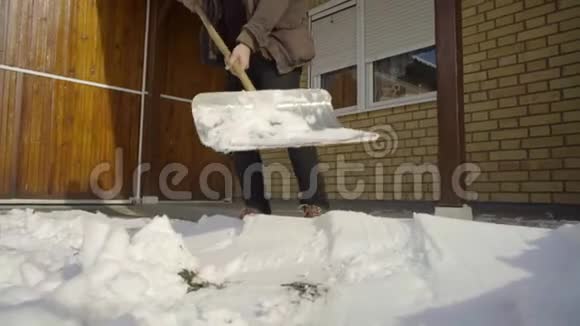 打扫卫生的人在院子里铲雪视频的预览图