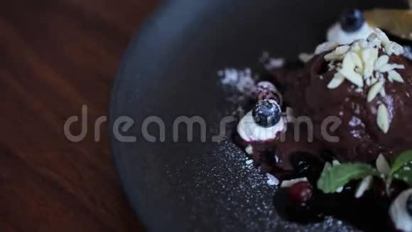 盘子里有巧克力冰淇淋甜点视频的预览图